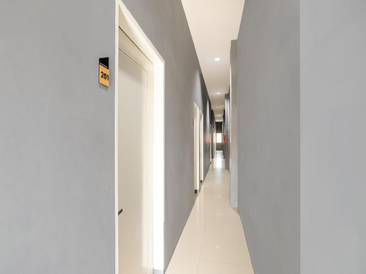 Oyo 3492 Mandala Residence Медан Екстериор снимка