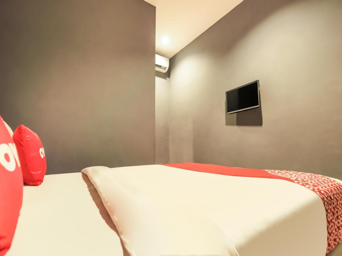 Oyo 3492 Mandala Residence Медан Екстериор снимка