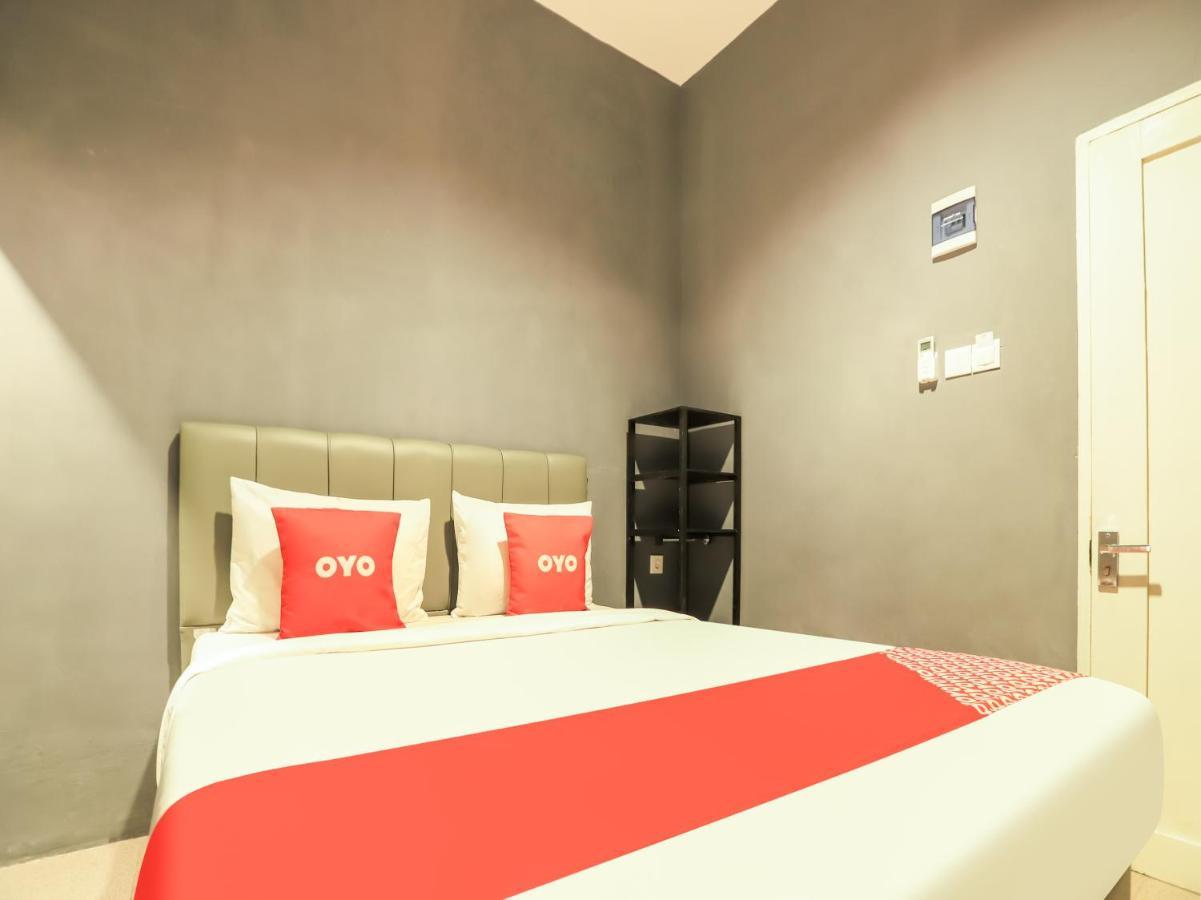 Oyo 3492 Mandala Residence Медан Екстериор снимка