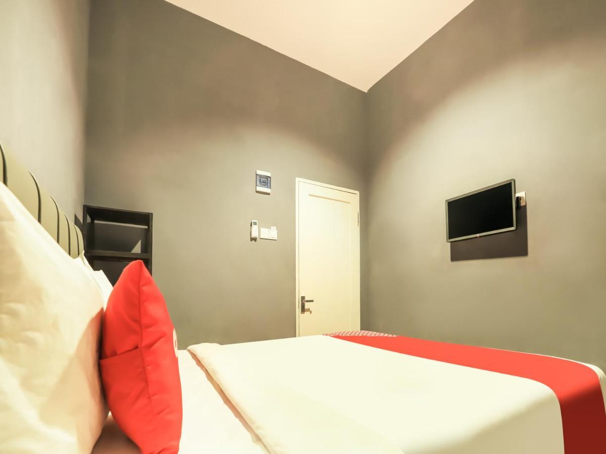 Oyo 3492 Mandala Residence Медан Екстериор снимка